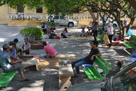 Hàng ngàn người vạ vật trong bệnh viện dưới cái nắng 39 độ C